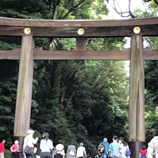 明治神宮の鳥居です。
来てすぐに、また来たいと思える不思議な場所でした。