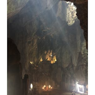 ダナンとホイアンの中間にある、五行山（marble mountain）
ベトナム戦争で出来た洞窟の割れ目から日が差し込んで、幻想的でした
階段が多い&高湿度で汗だくになりました