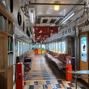 和歌山電鐵のたま電内部です。
絵本あり、猫の足跡なり、ユーモアあり。
つり革が木で、ノスタルジック。