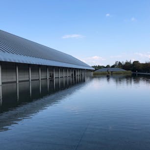美術館内の茶室の見学は予約制です。