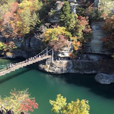 揺れる吊り橋と手すりのない岩場でスリル満点です。