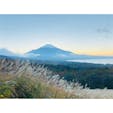 静岡県からいくつかの峠を超えて、最後に“三国峠を超え少しするとそこには富士山と山中湖を見下ろす展望スペース”が‼︎
ちょっとした駐車場がありますが天気の良い日は混雑しますのでご注意を。