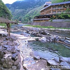 岡山県湯原温泉郷の砂湯。全国露天風呂番付では西の横綱に格付けされているだけあって、右を向いても左を向いても大きな野天風呂がある豪快さ！男女混浴ですが女性には湯浴み着のレンタルがあるので安心して楽しめます♨️
