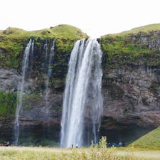 アイスランドの巨大な滝！