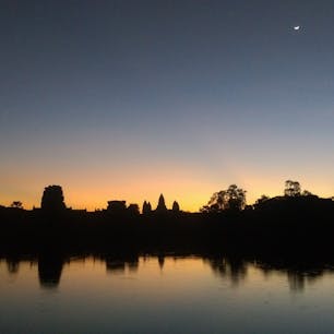 カンボジア　アンコールワット
♡夜明け！
サンセットもサンライズもどちらもくもりでした( ；ᵕ； )
また絶対に行きたい！！♡