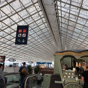 ミュンヘンに行く途中でトランスファーで寄った、パリシャルル・ド・ゴール空港内です。

行きも帰りも寄ったのですが、時間の関係上あまりゆっくりしている暇がありませんでしたが、また立ち寄った際にはゆっくり探検とかお酒とか楽しみたいです❤