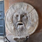 ローマ  真実の口
週末に行ったので物凄く並んでました。
ガイドさんにマンホールの蓋ですと説明され2度見してしまいました笑