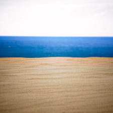 [2018/11]
鳥取県、鳥取砂丘。
すごい風で、カメラに砂が入らないかドキドキでした笑
当たり前ですが、砂丘って凄い大きな砂浜なんですね。茶色と青のコントラストが個人的に気に入りました。
え？砂浜でも同じような写真が撮れるって？まぁそうなんですけど...。