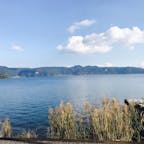 鹿児島県指宿市の池田湖はイッシーで有名な湖です。観光バスで観光客が来るほどで、湖を背景に記念撮影をしていました。