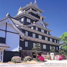 日本の100名城の一つ、岡山県「岡山城」。城内の2階フロアでは江戸時代のお姫様やお殿様気分が味わえる着付け体験が楽しめます。2018年のライトアップ「秋の烏城灯源郷」は11/16（金）〜11/25（日）まで開催されています！