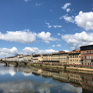 フィレンツェのアルノ川は街も空も映し出す。