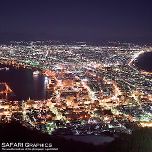 世界三大夜景であり日本三大夜景でもある函館山。右は津軽海峡、左は函館湾という特異な地形が素晴らしい夜景を作り出しています。この夜景の中に「ハート」の文字を見つけられたら恋愛が成就すると言われています💕