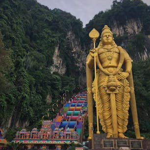 Batu Caves
色鮮やかな階段が可愛い！
裸足で階段を登っている人が沢山いて驚きました。