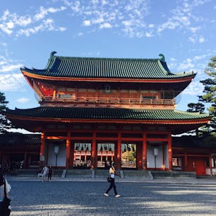 平安神宮[京都]

ロームシアター京都でのライブ前に参拝。

応天門が立派で綺麗でした。

桜の季節にも行きたいな(^^)