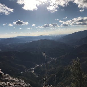先週の鳳来寺山。

本堂までの1400段の石段で修行のように登り、そこから天狗岩まではアップダウン多い山道で初心者でも楽しめる山でした。