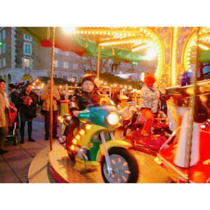 ドイツのクリスマスマーケットに小さなメリーゴーランド♪
雰囲気がとてもいいです！
#ドイツ
#クリスマスマーケット
#メリーゴーランド