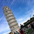 イタリア・ピサの斜塔と記念撮影する観光客