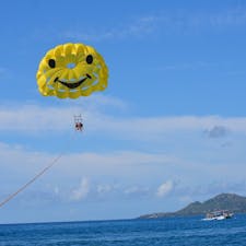ハナウマ湾でパラセイル体験 ．
上空から見る水平線がとってもきれいでした