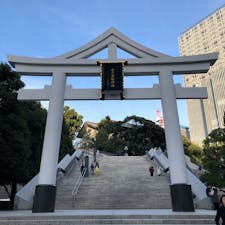 赤坂見附駅からすぐ近く。
日枝神社です。
エスカレーターもあるので、体力に自信のない方もお参りしやすいのでは？

猿田彦様を祀っているため？神猿(まさる→魔が去る)という御守りも販売されています。

ここは御朱印の判が緑色で、個性的。