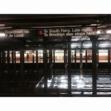 アメリカ、ニューヨークの、メトロステーション。
無機質で、どこか寂しげな線路の上にヒカリが射す瞬間に、落ち着きと不思議な温かさを感じました。