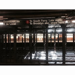アメリカ、ニューヨークの、メトロステーション。
無機質で、どこか寂しげな線路の上にヒカリが射す瞬間に、落ち着きと不思議な温かさを感じました。