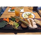 渋谷の「we are the farm」で野菜もりもりランチ。野菜の鉄板焼きに、サラダのビッフェがつきます。私はさらに、鶏ハムつきにしました。ごちそうさまでした。

#渋谷 #ランチ #野菜