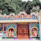 バトゥ洞窟の隣にあった建物です。
カラフルなガネーシャやヒンドゥー教の神々がたくさんおりました！