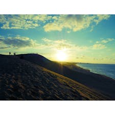 鳥取砂丘で日の入りが見れました！
青空がとてもいい感じでした( ¨̮ )