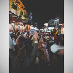 アメリカ ルイジアナ州

JAZZの街ニューオリンズにて、アメリカ人の友人の結婚式がありました。ブラスバンドを携えた新郎新婦とその来賓はラインになって美しい街を練り歩き、街にいる観光客、地元の人、お店の人、全員でふたりをお祝いします。
街中を笑顔にし、スペシャルな門出を受けたふたりには幸せな未来しか想像が出来ない！