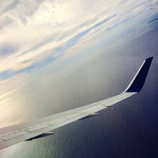 ハワイから日本へ帰る飛行機からの景色 ．
空と海が一体化してとても綺麗でした
窓側の時はついいつも写真を撮ってしまいます︎☺︎