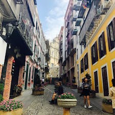 マカオの旧市街。
パステルカラーの建物の奥には世界遺産！