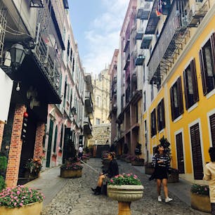 マカオの旧市街。
パステルカラーの建物の奥には世界遺産！