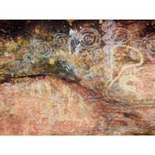 🇦🇺Ayers Rock
エアーズロック内にあるアボリジニによる壁画。
1個1個の絵の意味を知ると、柄とリンクしていてなるほどな。と頷ける。