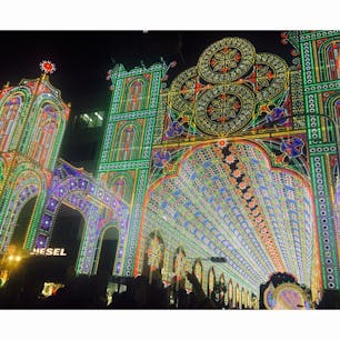 神戸ルミナリエ。今年は原色系でカラフル！
20時半頃行ったら、柵が取られて迂回しなくても入れるようになってました。