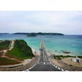 【山口】
「日本一美しい橋」と言われている
「角島大橋」です。
さまざまな映画やCMなどの撮影スポットとして使用され、一気に山口を代表する観光スポットになりました。


青い空とエメラルドグリーンの海にかかる一本の長い橋は、まさに絶景です。

間違いなく感動できる景勝地のひとつです。
ドライブ観光にぴったりです^_^