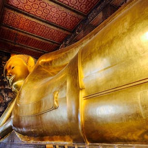 タイ🇹🇭、バンコクのWat Phoにある黄金の涅槃像。全長46m！見応えあります。