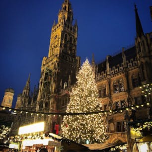 2018.12.15ミュンヘン（ドイツ）のクリスマスマーケット
マリエンプラッツはいつもに増して華やかでした。やっぱりクリスマスマーケットは夕方が一番良い◎