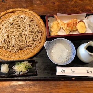 おいしいお蕎麦が食べたくなって、吉祥寺の老舗「上杉」さんへ。天盛りは980円ぐらいだったかな。

#吉祥寺 #蕎麦 #東京 #ランチ