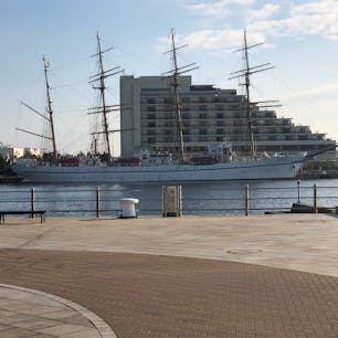 神戸港ポートタワー前の公園にて