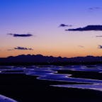 [2018/12]
大分県、真玉海岸。
「日本の夕陽百選」にも選ばれている有名スポットです。
ホワイトバランスを変更して撮っているため、こんな青い海が実際に広がっているわけではありませんが、これはこれで綺麗に見えるのでそのままアップロードしています。
(本来の姿をご覧になりたい方は「真玉海岸」でググってください)。

この光景が見れる場所は恋叶ロードと言って、非常にロマンチックな場所のはずでしたが、寒波到来による圧倒的寒さにより、現場には似つかない、完全防寒しゴツいカメラを携えた(むさ苦しい)強者ばかりでした笑

こちら、干潟特有の光景は常に見れるわけではないため、以下のウェブサイトで見頃を事前にチェックすることをお勧めします。
https://www.showanomachi.com/topics/detail/43