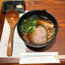 羽田空港にも美味しいお店が増えましたね。第一ターミナルの、手荷物検査をくぐった後なので、飛行機に乗る人しか利用できませんが、美味しいラーメン屋さんがありました。

現地に着いたら美味しいごはんが待っているので、ハーフサイズにしましたが、

「七だし屋」という、ダシを売りにしたラーメン屋さんです。

#ラーメン #羽田空港 #東京