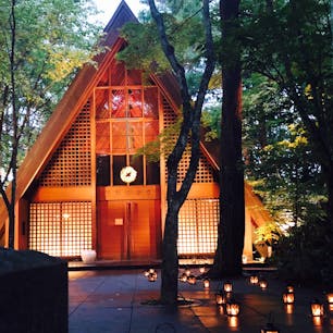 過去の旅です。2018年夏。
軽井沢高原教会です⛪️
この時期ちょうど、サマーキャンドルナイトをやっていて、とても綺麗で感動しました！