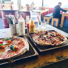 Bray駅出て、すぐ右側にあるレストラン。いい景色見ながら食べられる。
具材たっぷりでボリュームあるし、美味しかったーー！
ゴーダチーズ、モッツァレラ、ブルーチーズ、胡桃、ベーコンの組み合わせが最高！！
田舎だから少し休め？2枚でチップ合わせて3500円くらい。