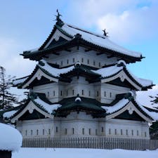 雪の中の弘前城🏯
11月末から3月末までは開城しないのがちょっと残念です。