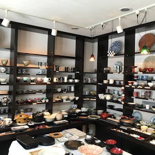 #山形
素敵な和食器のお店『創作のうつわ 沙羅』。心温まるおもてなしをしてくださる、色々な作家さんの器が置いてあるお店。