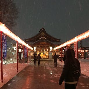 #山形
夜の諏訪神社。提灯がついていて幻想的な雰囲気。山形市内最古の神社と言われ、長野県の諏訪大社を総本社としているそうです。