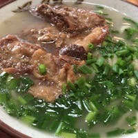 てだこそば。
地元の人がいっぱいな沖縄そば屋のソーキそば。