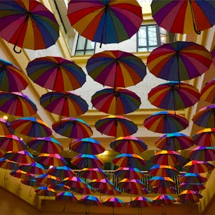 マレーシアにあるショッピングモールです。カラフルな傘が可愛くて思わずパシャリ📸