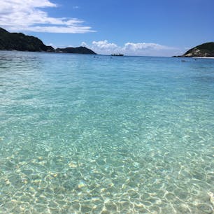 @渡嘉敷島
沖縄からフェリーに乗って50分くらい揺られて到着！ケラマブルーは予想よりもきれいでたまらんかった♡人も少なくて海の家もたくさんあったし、短時間で大満足のビーチ🏖また行きたいなー