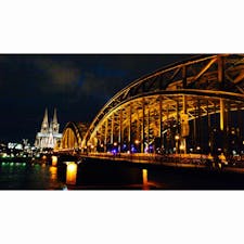 ケルン大聖堂とホーエンツォレルン橋。
世界史の授業で使ってた資料集に
この構図の写真が載ってて、綺麗で、
一回見てみたいとずっと思ってたから、
本物見れた時は感動したな〜😳

Köln, Deutschland
